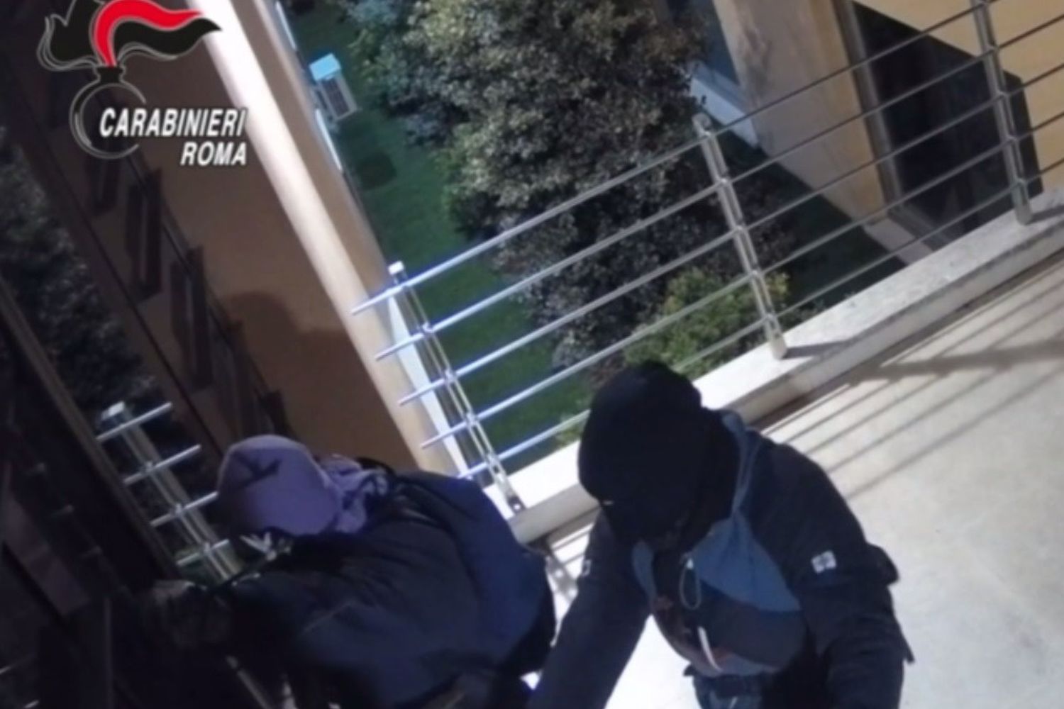 Un fotogramma di un colpo messo a segno dalla banda di ladri smantellata a Roma Nord