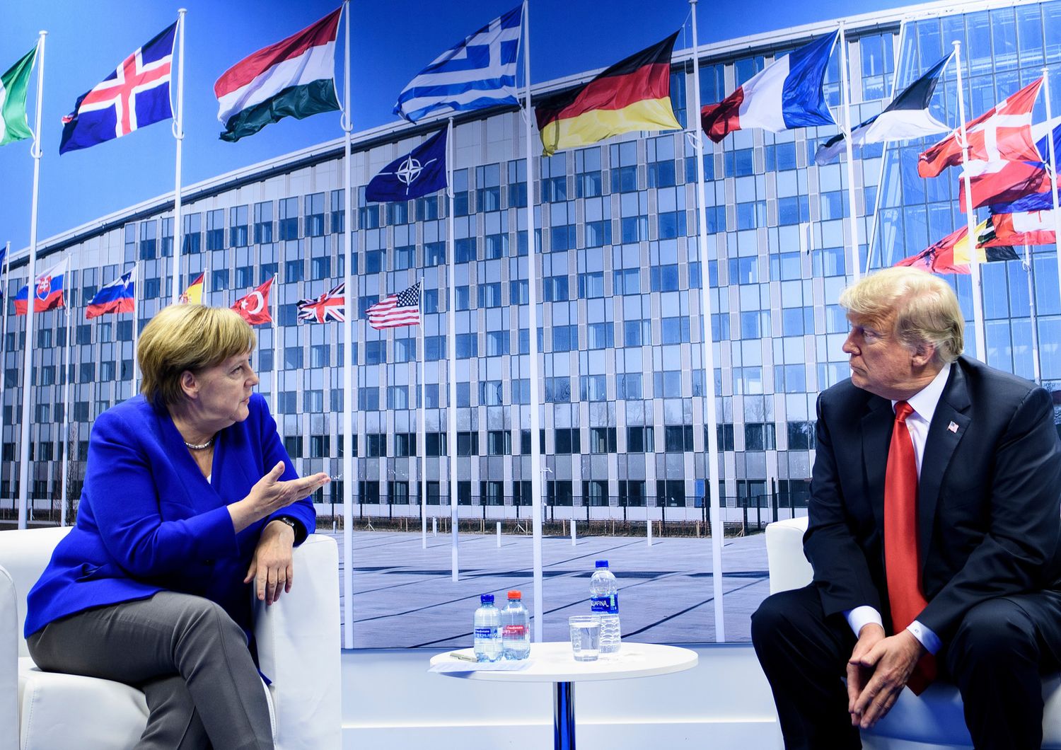 Lo scontro tra Merkel&nbsp;e Trump&nbsp;in apertura del vertice Nato