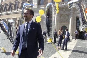 La festa del&nbsp;M5s&nbsp;per l&#39;abolizione dei vitalizi: Di Maio perde la voce,&nbsp;Bonafede&nbsp;il bicchiere