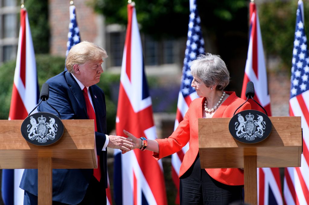 &nbsp;La stretta di mano tra Trump e Theresa May