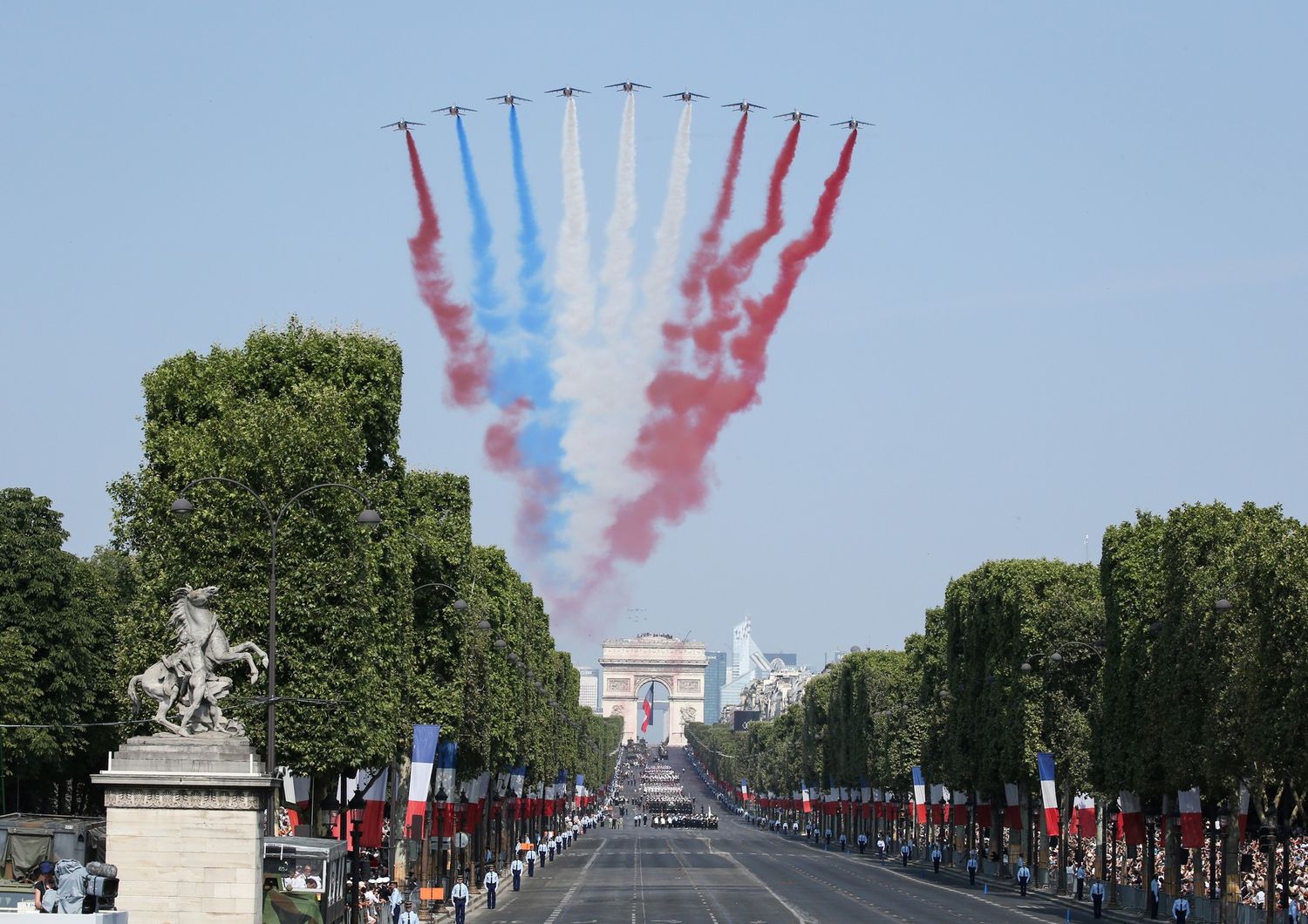 &nbsp;L'esibizione dell'Alpha Jet di Patrouille alla parata militare sul viale degli Champs-Elysees a Parigi, 14 luglio 2018