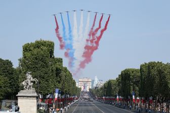 &nbsp;L'esibizione dell'Alpha Jet di Patrouille alla parata militare sul viale degli Champs-Elysees a Parigi, 14 luglio 2018