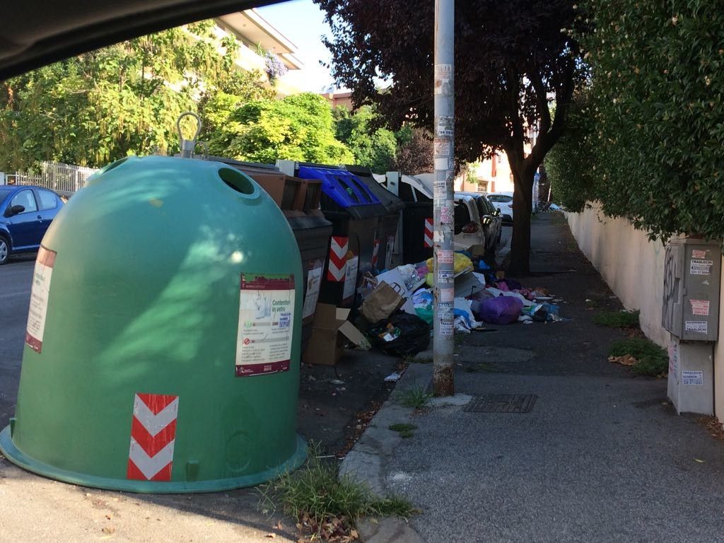 &nbsp;Monteverde, rifiuti in strada