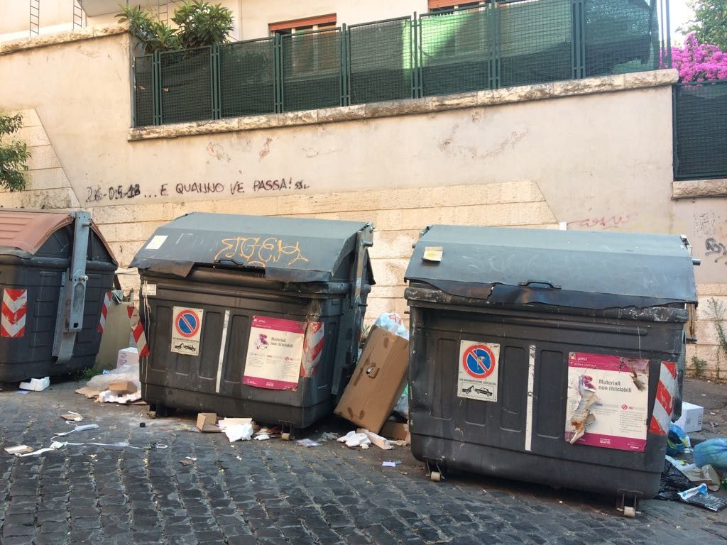 &nbsp; Monteverde, rifiuti in strada