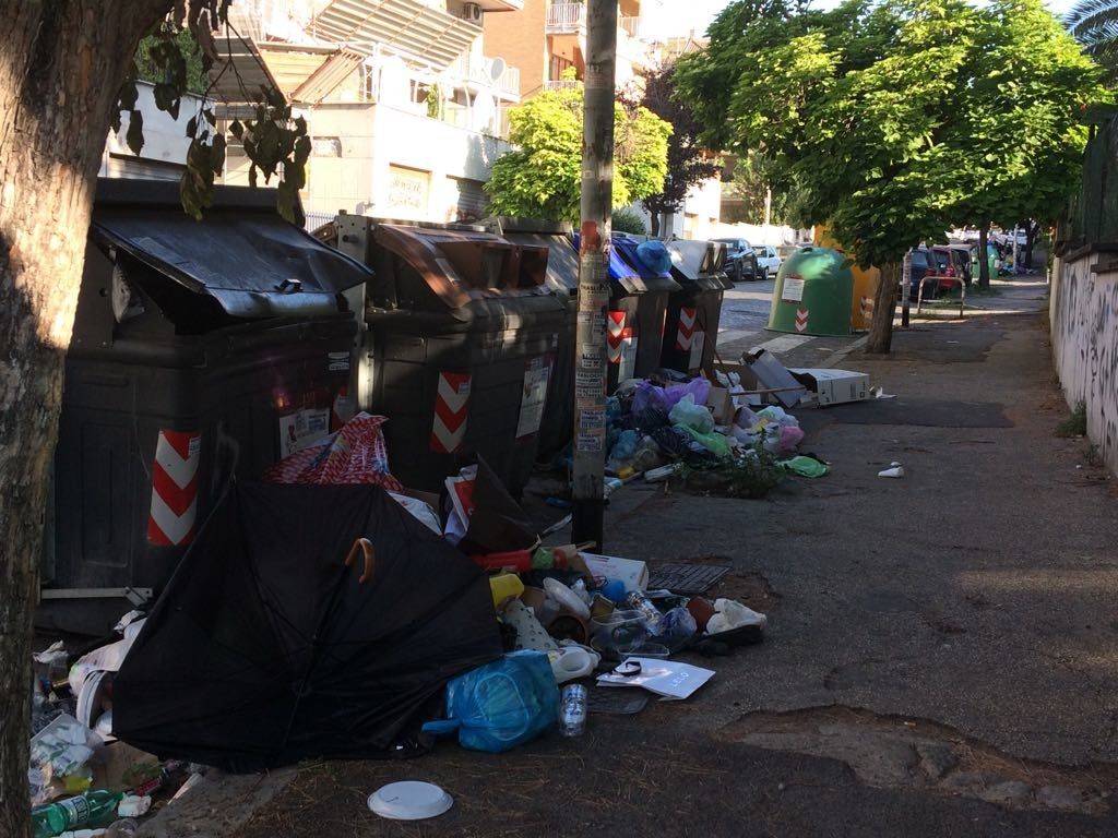 &nbsp; Monteverde, rifiuti in strada