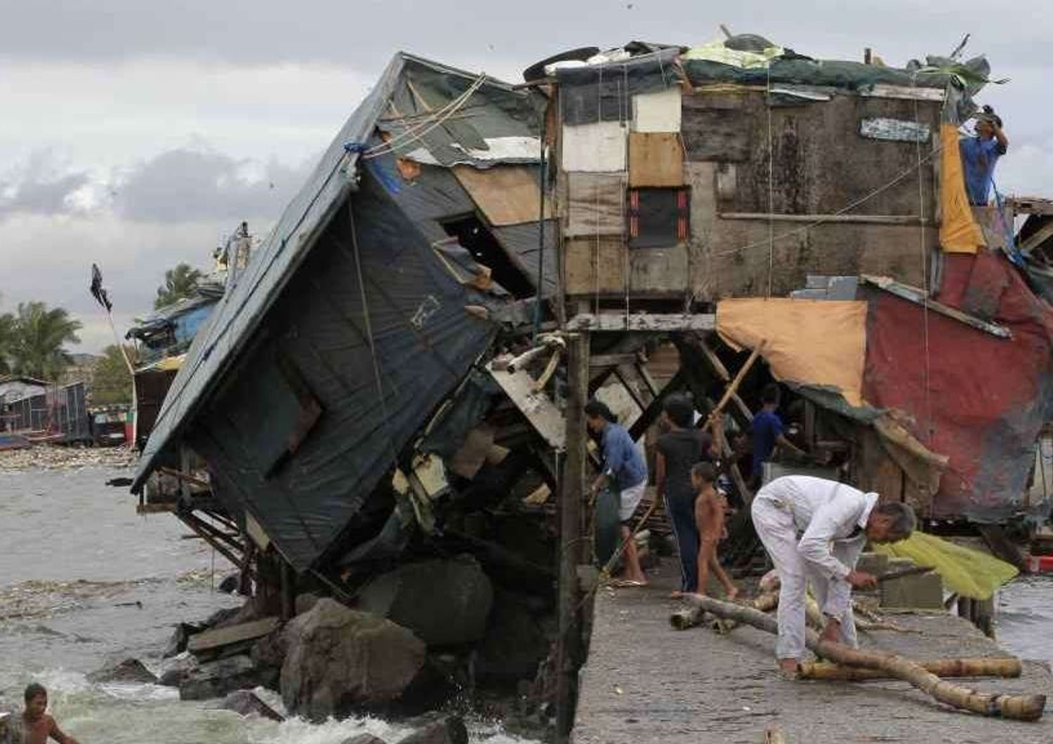 Filippine in ginocchio per il tifone Rammasun, almeno 38 morti