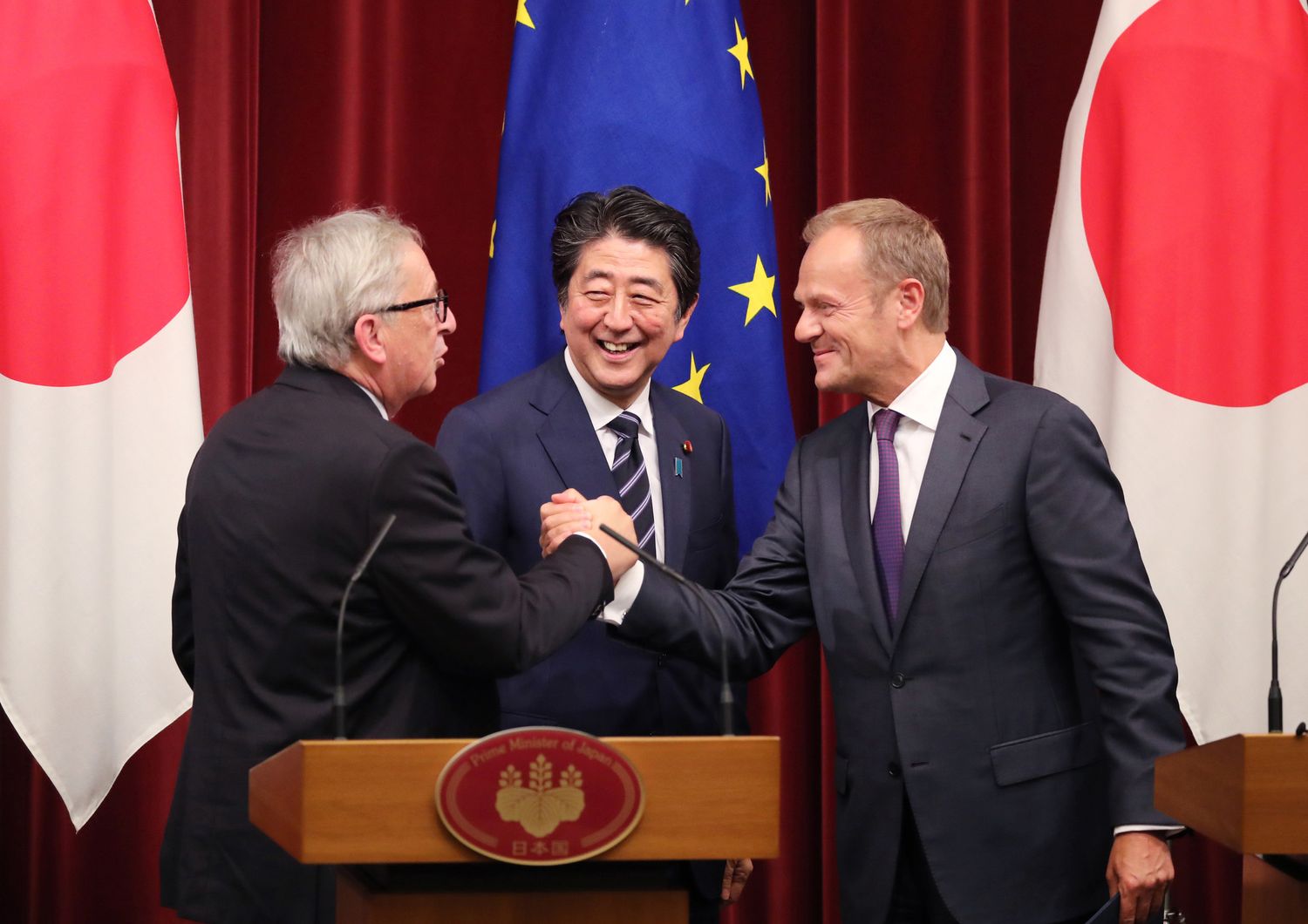 &nbsp;Jean-Claude Juncker, Shinzo Abe e Donald Tusk alla firma dell'accordo