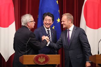 &nbsp;Jean-Claude Juncker, Shinzo Abe e Donald Tusk alla firma dell'accordo