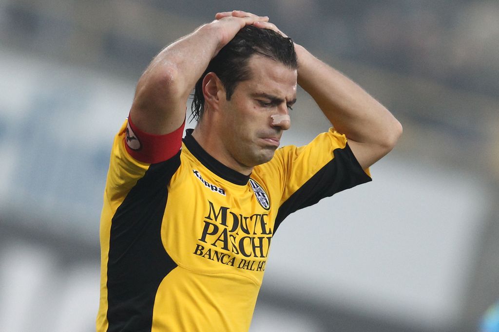 &nbsp;Emanuele Calai&ograve; con la maglia del Siena