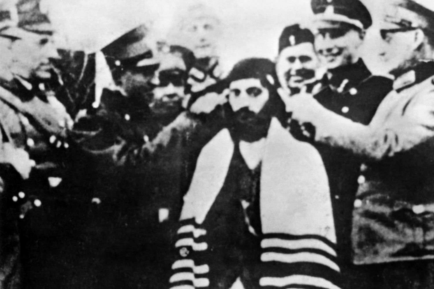 &nbsp;Adolf Eichmann con un prigioniero ebreo nel campo di concentramento di Bergen Belsen, uno dei teatri della Shoah