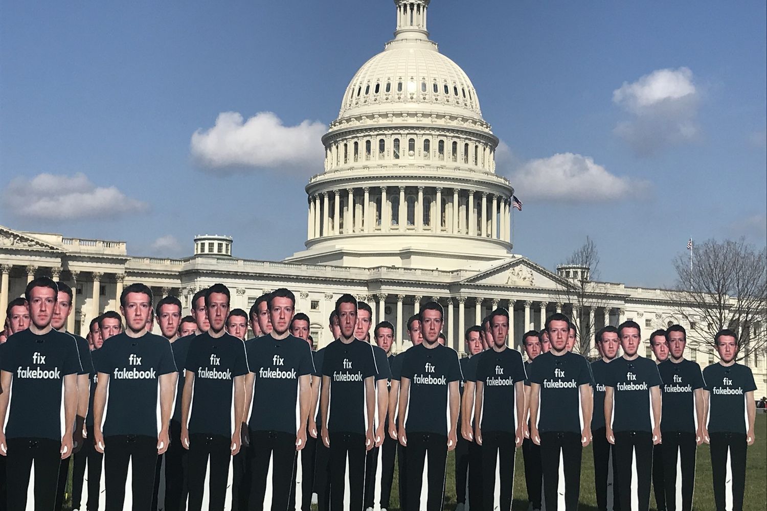 &nbsp;Una manifestazione del gruppo di protesta Avaaz contro le 'storture' di Facebook davanti al Campidoglio, a Washington