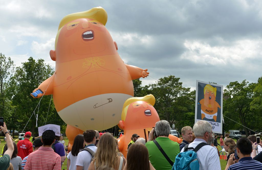 &nbsp;Donald Trump, il pallone fatto volare a Londra durante le proteste per la visita del presidente americano