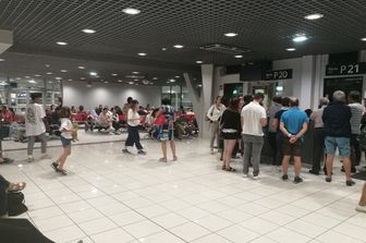 &nbsp;I passeggeri del volo VY6271 in attesa nell'aeroporto di Lione