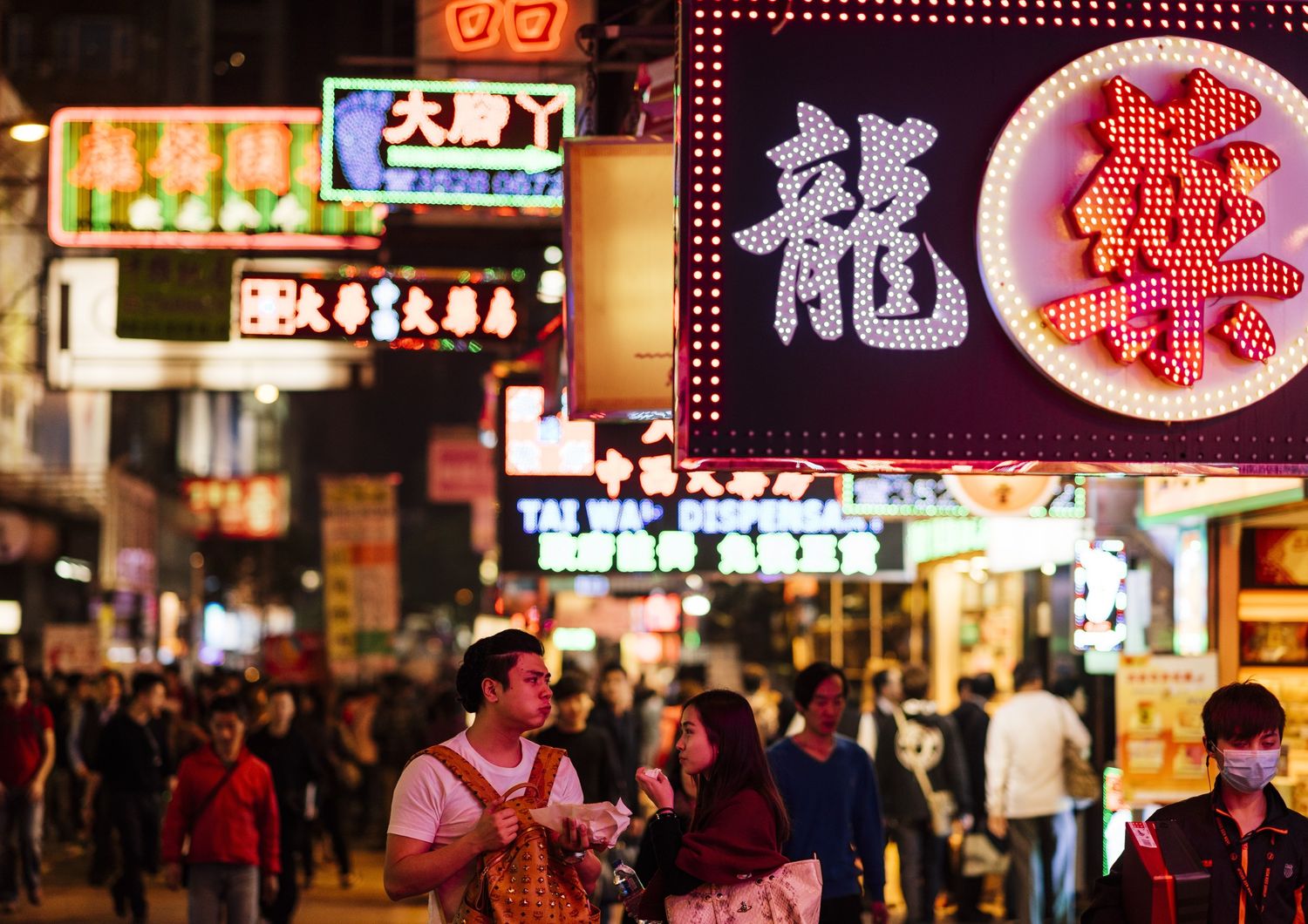 Le scritte al neon ad Hong Kong (Afp)&nbsp;