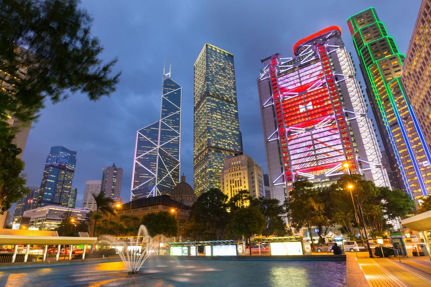 Le scritte al neon ad Hong Kong (Afp)&nbsp;