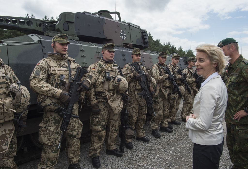 Ursula von der Leyen passa in rassegna il 33mo battaglione Panzergrenadier