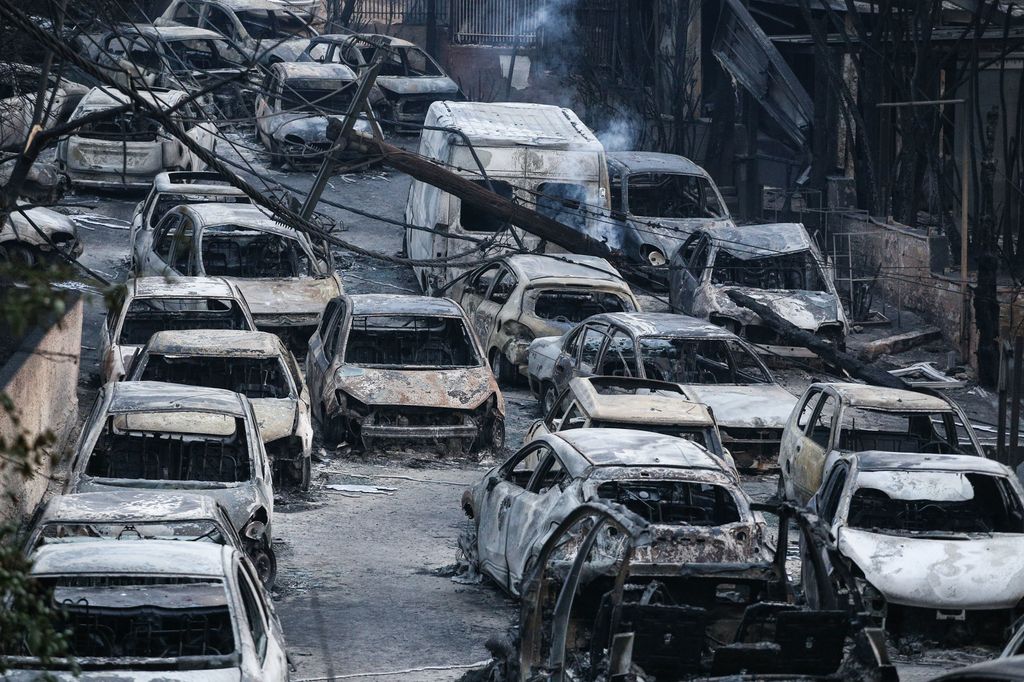 Auto distrutte dagli incendi alle porte di Mati, in Grecia&nbsp;