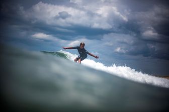 surf vada ragazzo salvataggio