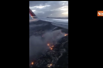 Incendi in Grecia, la scena ripresa da un aereo &egrave; apocalittica