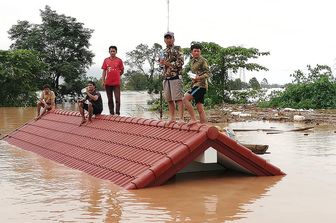 &nbsp;Il villaggio di Attapeu sommerso dall'acqua