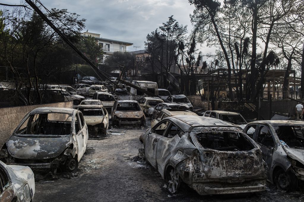 Auto bruciate dagli incendi in Grecia
