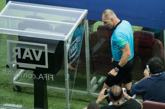 &nbsp;L'arbitro&nbsp;Nestor Pitana va a consultare il Var durante la finale dei Mondiali 2018 tra Francia e Croazia