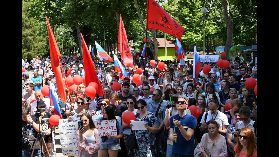 Per protestare contro tale modifica, decine di migliaia di russi sono scesi in piazza, aderendo alle manifestazioni promosse dai comunisti.