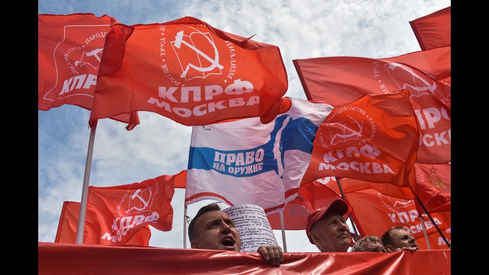 Tra gli slogan dei dimostranti &quot;Putin gi&ugrave; le mani dalle pensioni&quot; e &quot;Vogliamo vivere sulle nostre pensioni e non morire sul lavoro&quot;. A San Pietroburgo, i manifestanti hanno innalzato bandiere rosse e ritratti di Stalin.