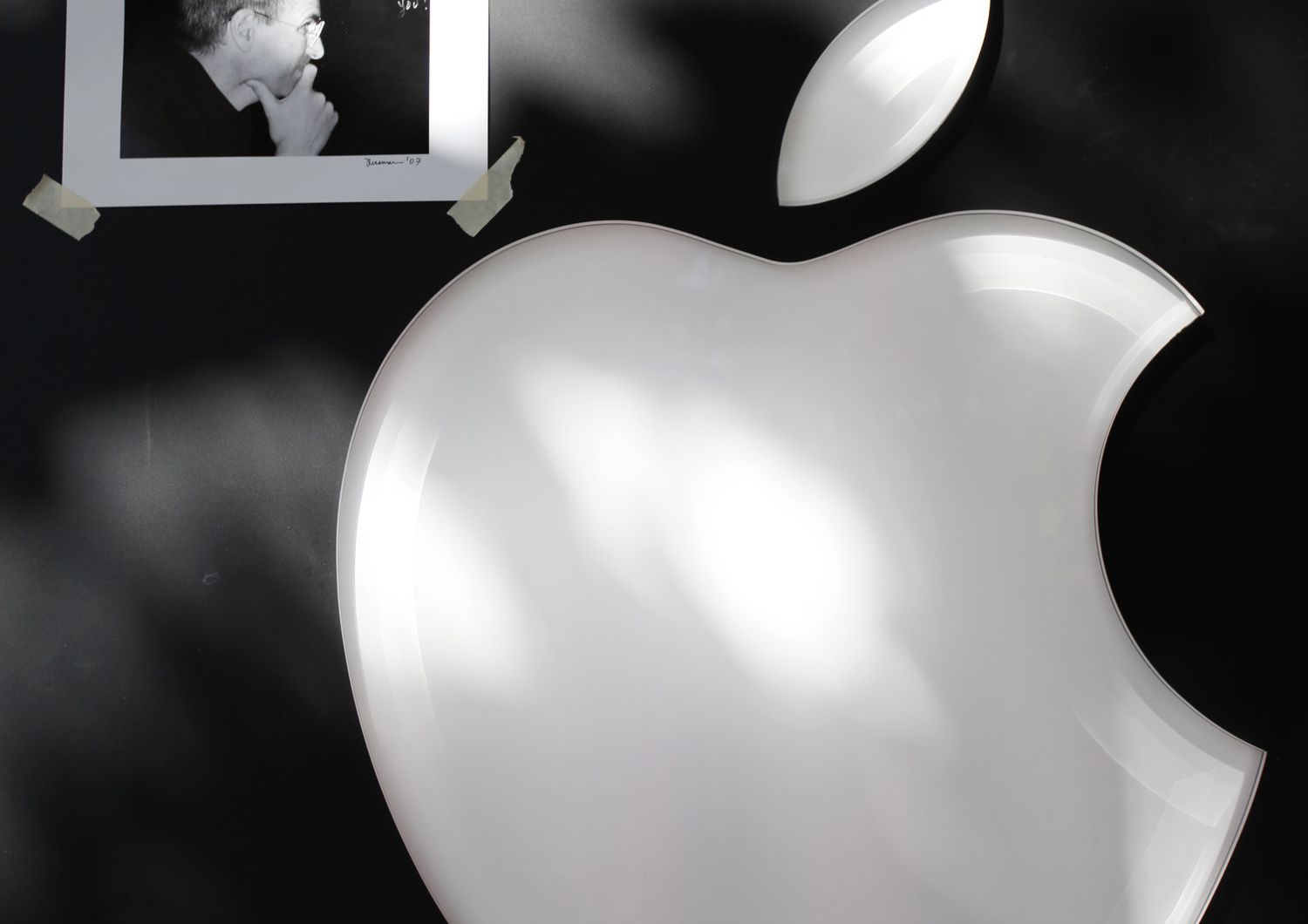 Una foto di Steve Jobs attaccata vicino il logo di Apple su un'icona di un Apple Store di San Francisco&nbsp;