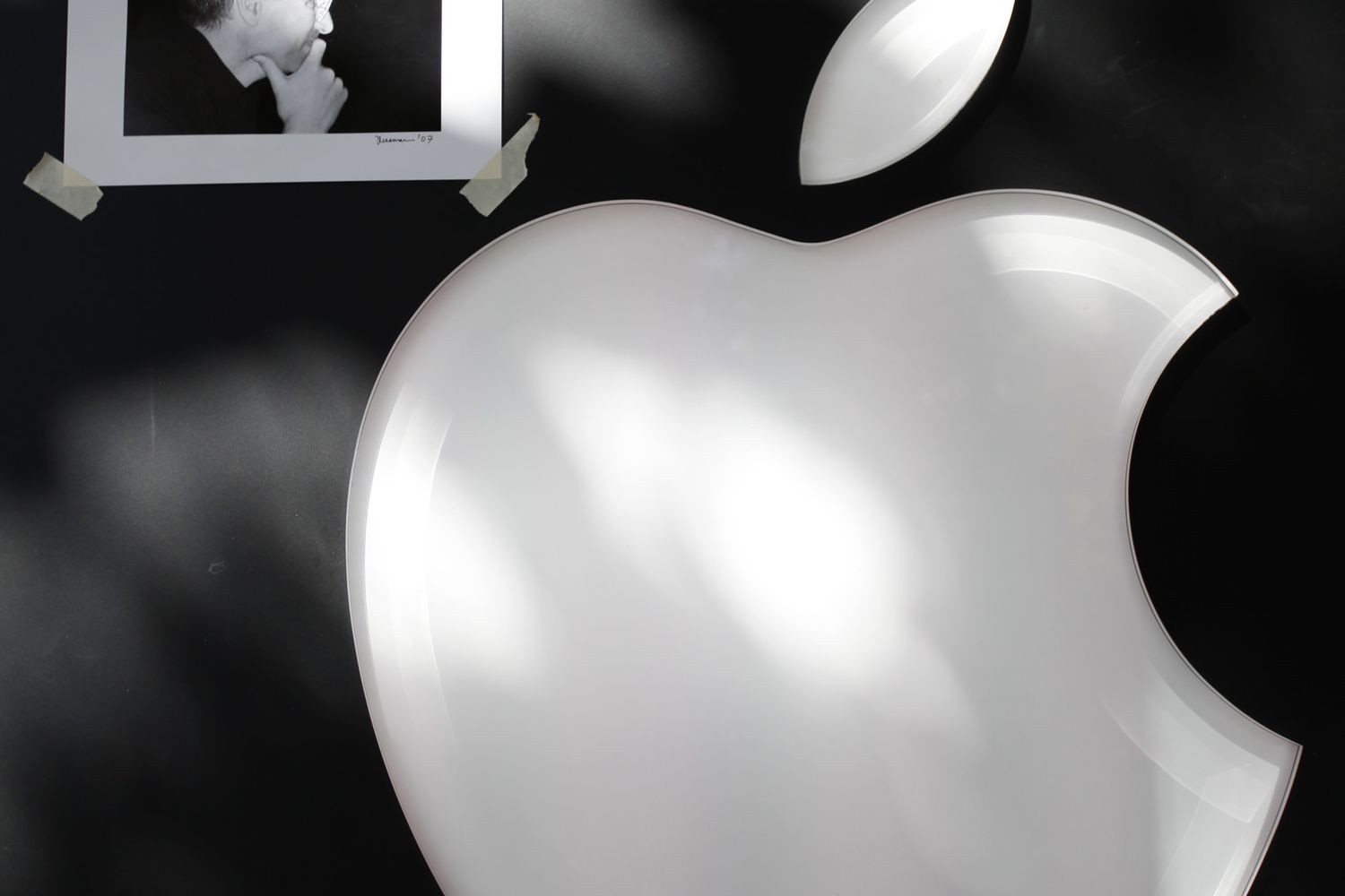 Una foto di Steve Jobs attaccata vicino il logo di Apple su un'icona di un Apple Store di San Francisco&nbsp;