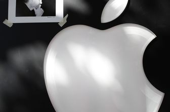 Una foto di Steve Jobs attaccata vicino il logo di Apple su un'icona di un Apple Store di San Francisco&nbsp;