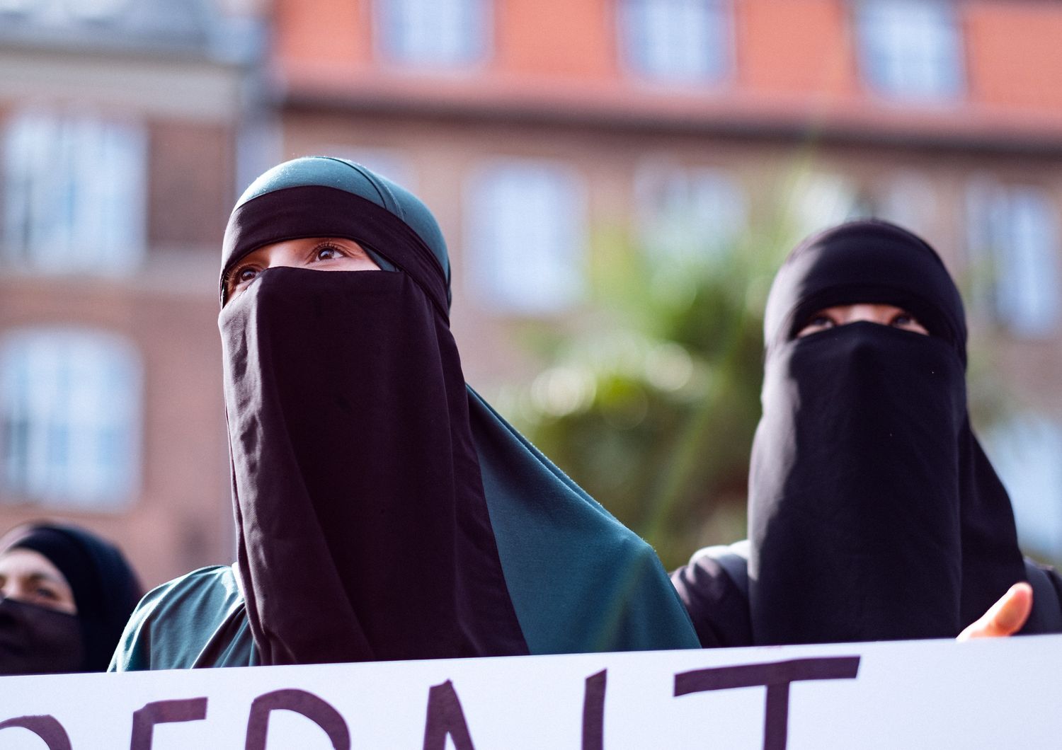 &nbsp;Due donne che indossano il&nbsp;niqab protestano per la legge introdotta a Copenhagen&nbsp;