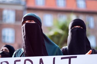 &nbsp;Due donne che indossano il&nbsp;niqab protestano per la legge introdotta a Copenhagen&nbsp;