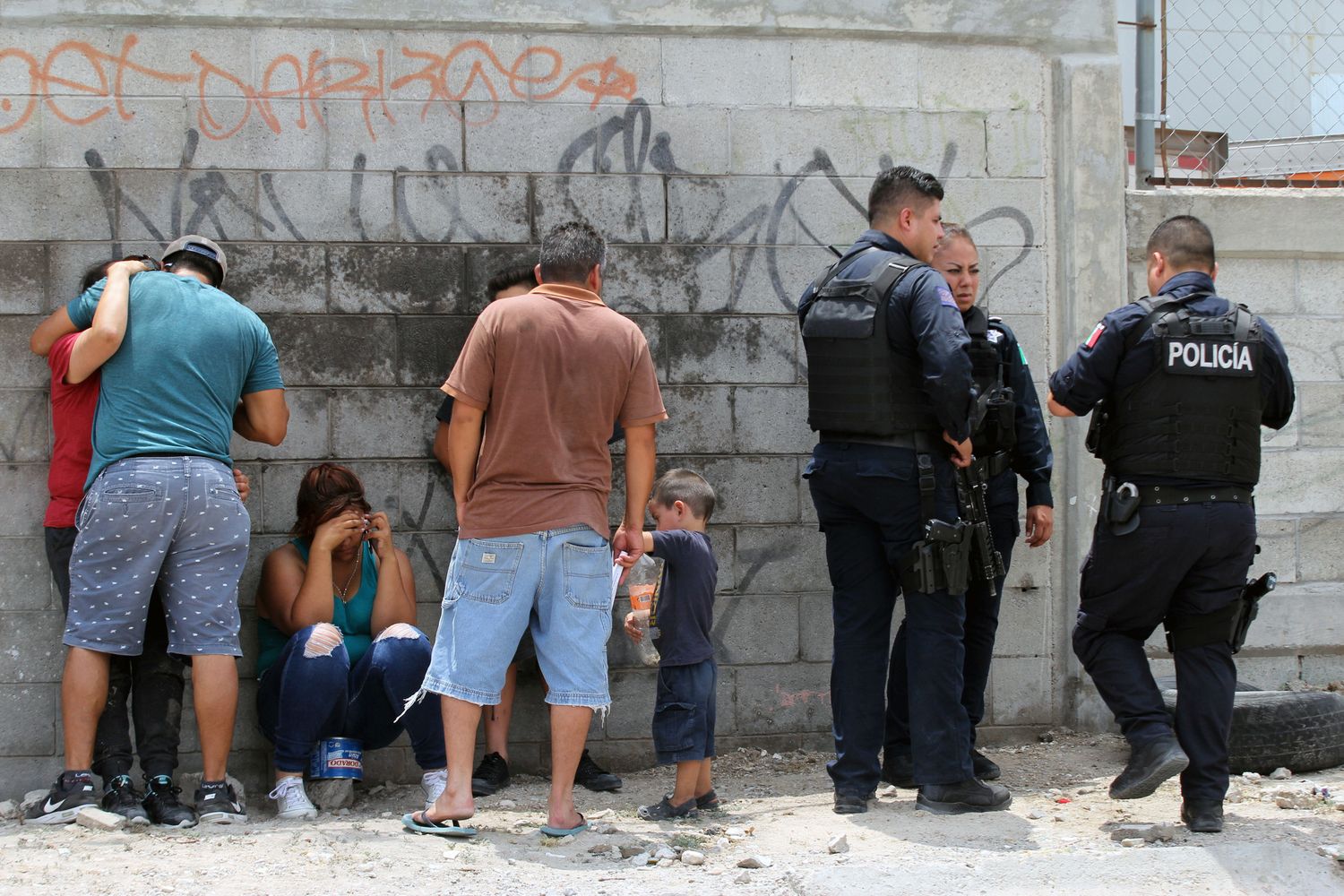 &nbsp;Ciudad&nbsp;Juarez, Messico. Poliziotti vicino ai familiari in attesa di riconoscere i corpi delle undici persone uccise dalla criminalit&agrave; organizzata locale