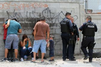 &nbsp;Ciudad&nbsp;Juarez, Messico. Poliziotti vicino ai familiari in attesa di riconoscere i corpi delle undici persone uccise dalla criminalit&agrave; organizzata locale
