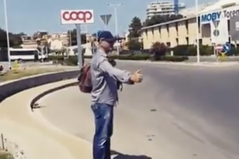 &nbsp;Antonacci fa l'autostop