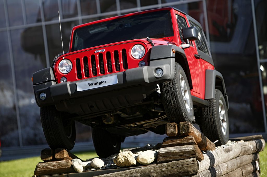 Concessionario auto di Torino - Jeep in esposione, marchio Fiat Chrysler Automobiles (FCA)