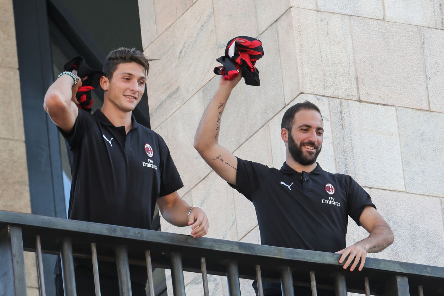 Gonzalo Higuain e Mattia Caldara (Afp)&nbsp;