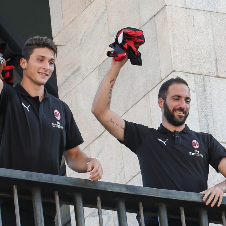 Gonzalo Higuain e Mattia Caldara (Afp)&nbsp;