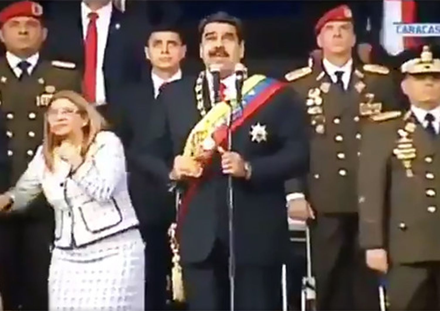 &nbsp;Il momento dell'attentato contro Maduro in un frame della diretta della tv di Stato del Venezuela