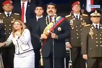 &nbsp;Il momento dell'attentato contro Maduro in un frame della diretta della tv di Stato del Venezuela
