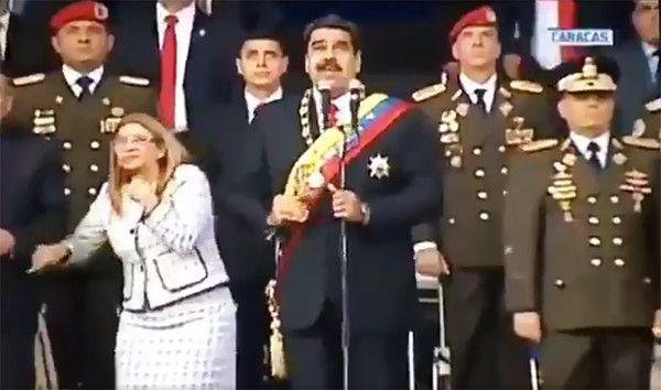 &nbsp;Il momento dell'attentato contro Maduro in un frame della diretta della tv di Stato del Venezuela