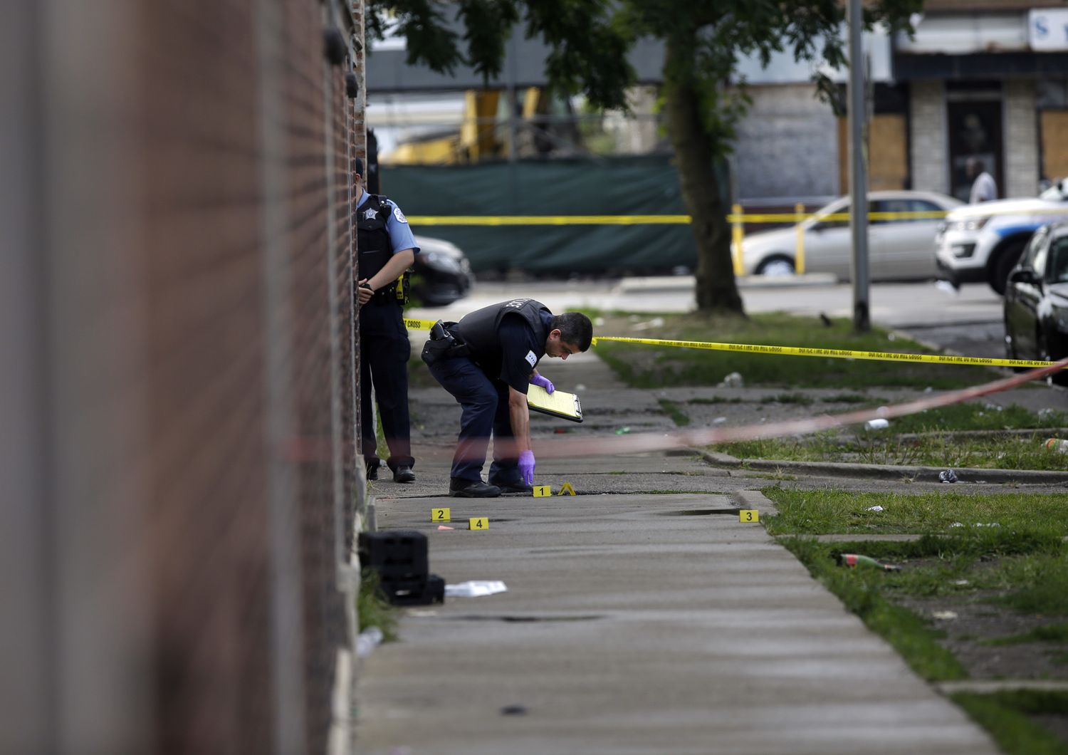 Ore di violenza a Chicago: 44 colpiti da proiettili, 5 morti