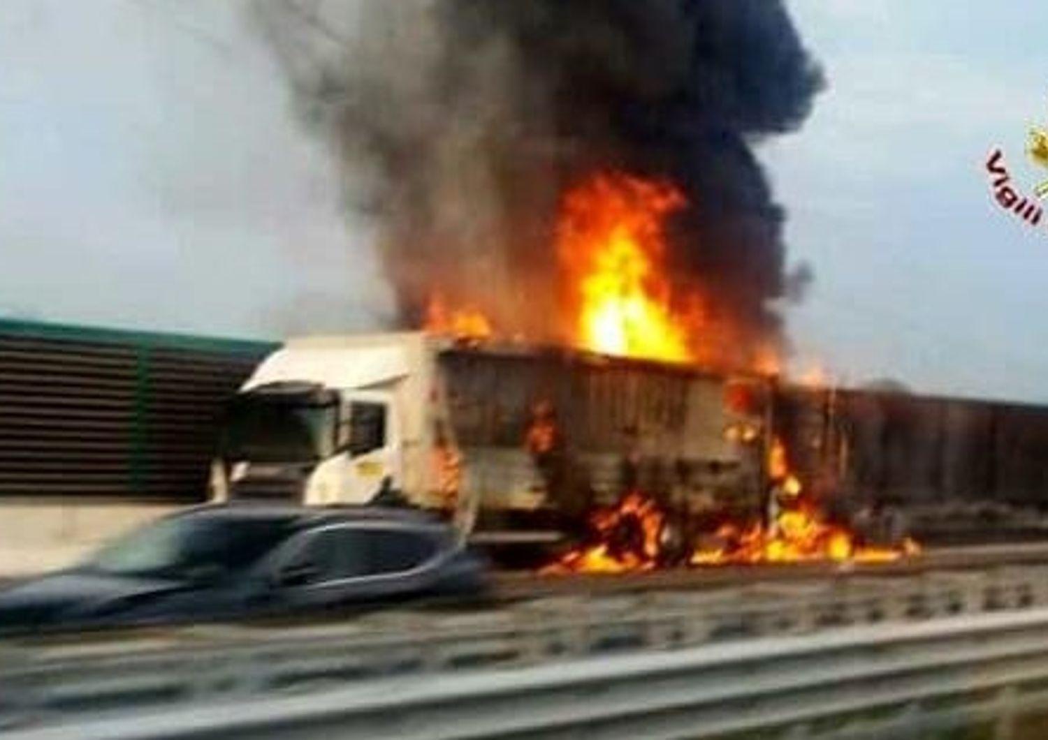 &nbsp;Tir in fiamme sulla A14, chiuso il raccordo autostradale di Bologna