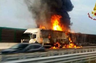 &nbsp;Tir in fiamme sulla A14, chiuso il raccordo autostradale di Bologna