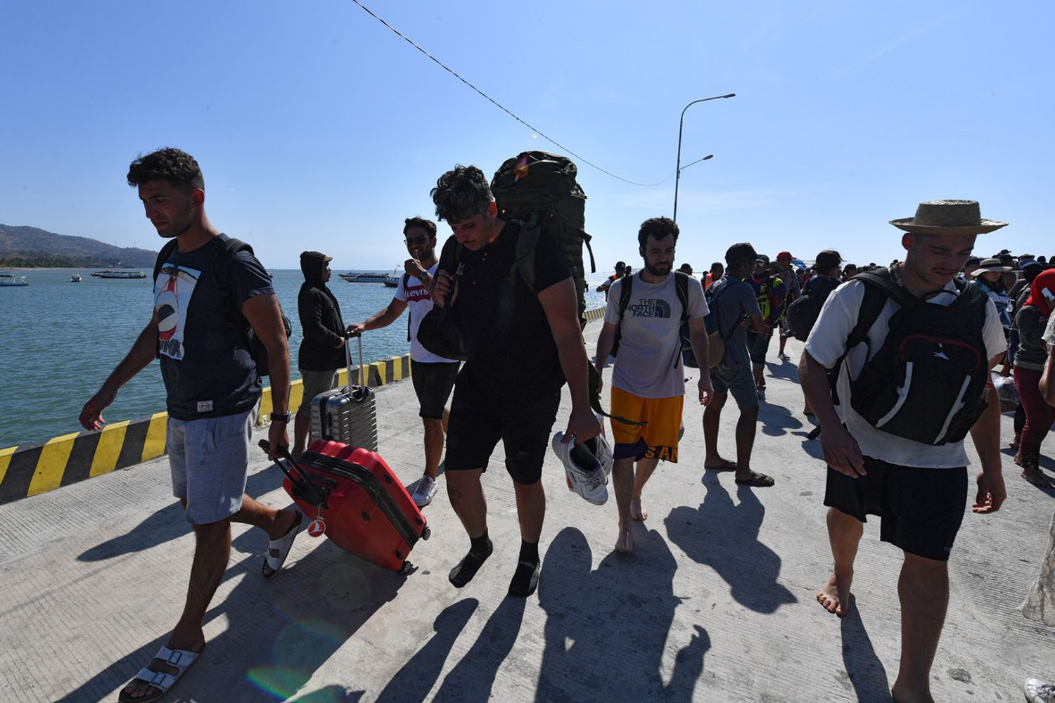 &nbsp;Indonesia, turisti in attesa di un'imbarcazione in un porto dopo il terremoto &nbsp;