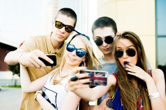 &nbsp; Ragazzi, giovani, selfie, cellulare, foto