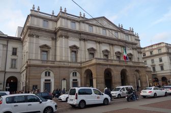&nbsp;Taxi davanti alla Scala di Milano