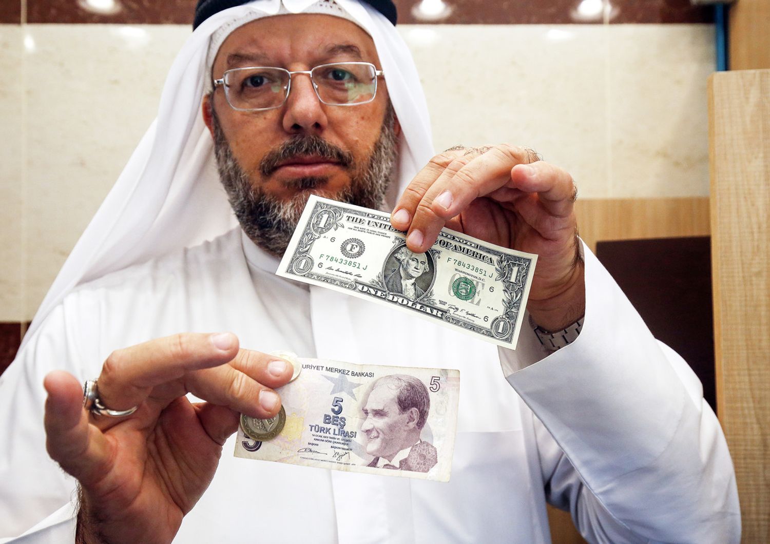 Dollaro  e lire turche presso cambio a Kuwait City &nbsp;
