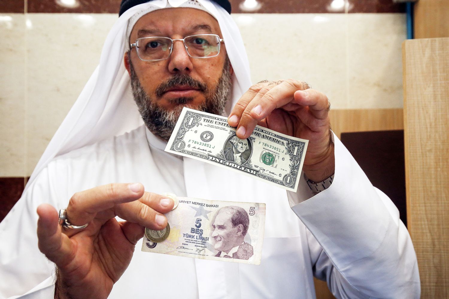 Dollaro  e lire turche presso cambio a Kuwait City &nbsp;